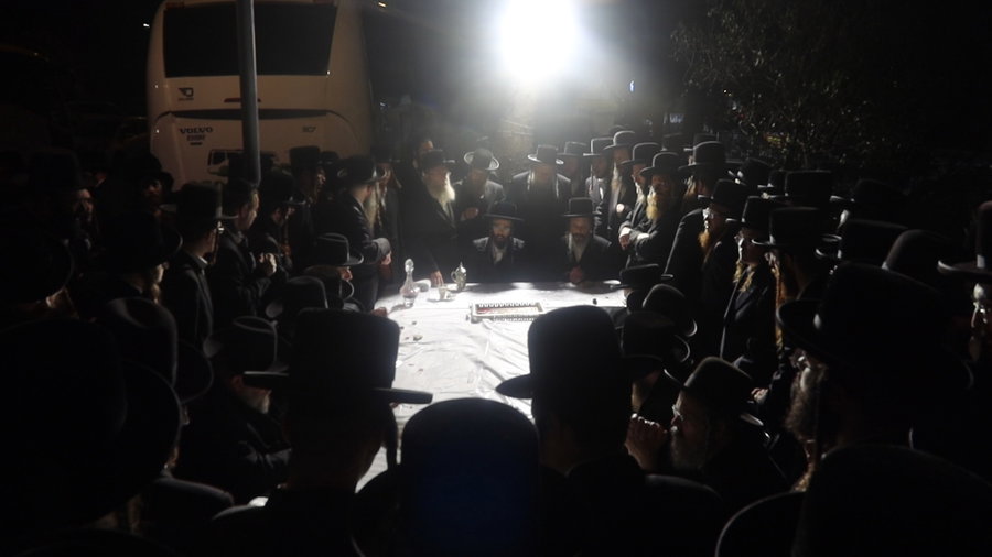 האדמו"ר מזוועהיל בתפילה בציון הק' בבית הקברות שייח באדר