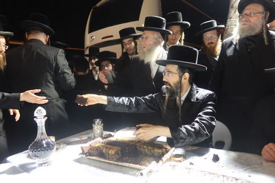 האדמו"ר מזוועהיל בתפילה בציון הק' בבית הקברות שייח באדר