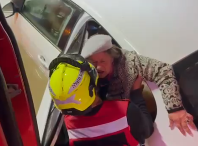 מזג האוויר הסוער: שמונה אזרחים חולצו מכלי רכב בעיר אשקלון