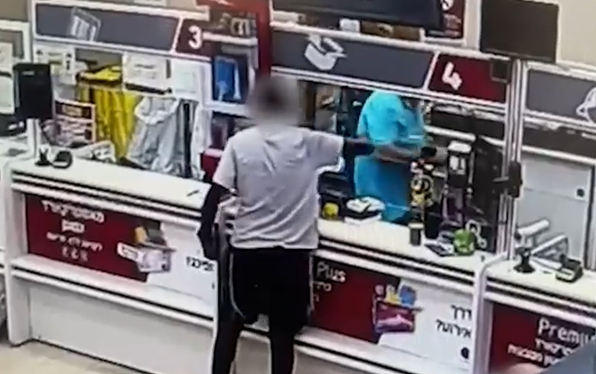 כך בוצע השוד בבני ברק: "תביא את כל הכסף, יש לי נשק" | צפו בתיעוד