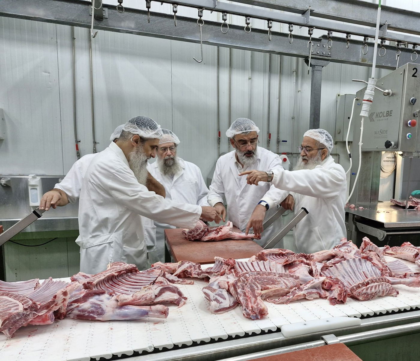  חברי בד"ץ 'נווה ציון' בשחיטת כבשים בספרד 