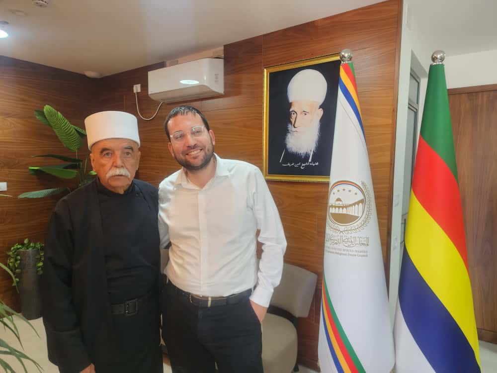 ישראל שפירא וידידו שייח ריאד חמזה לצד תמונתו של שייח אמין טריף סבו של מוואפק טריף מנהיג הדרוזים בישראל