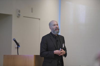 הפרופ' ארל קיי מילר בנאום ב-MIT