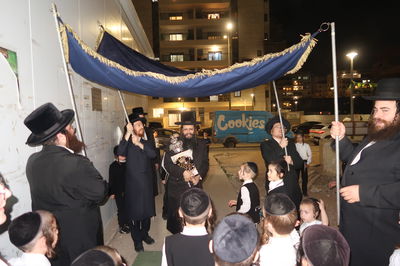 הכנסת ס"ת לביהמ"ד החסידי בשכונת מתחם הסופרים