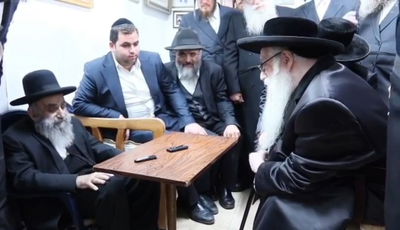 האדמו"ר מצאנז בניחום אבלים אצל הגר"מ צדקה