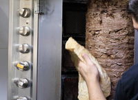 לא נזהר: היד נלכדה במכונת בשר בחנות שווארמה, פונה במצב קשה