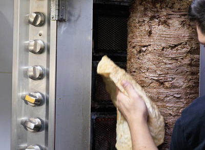 לא נזהר: היד נלכדה במכונת בשר בחנות שווארמה, פונה במצב קשה