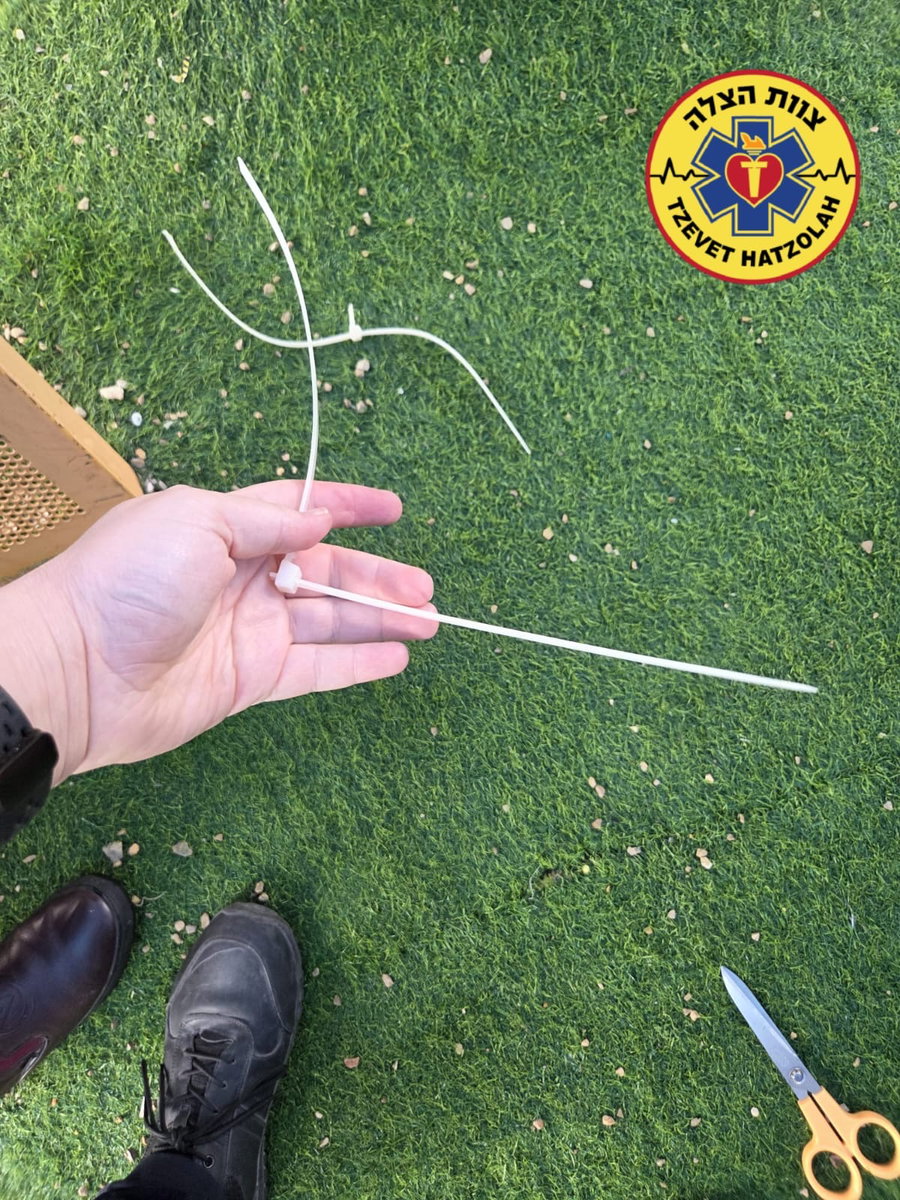 האזיקון אחרי שהוסר מצוואר אחד הילדים