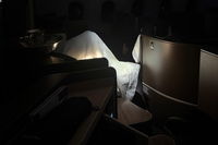 רבי צבי מאיר זילברברג עטוף בטלית במטוס