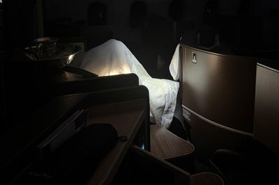 רבי צבי מאיר זילברברג עטוף בטלית במטוס