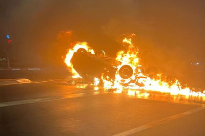 בתוך הרכב שהתהפך ועלה באש התגלה הנהג שנהרג | תיעוד מהזירה הקשה