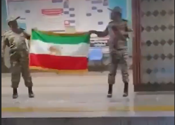 חיילים איראנים קוראים תיגר על המשטר בתחנת רכבת