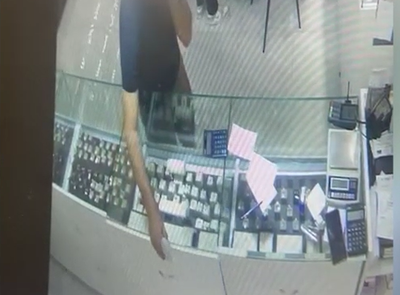 צפו בתיעוד: מצליח לבלבל את המוכר בחנות התכשיטים ולוקח צמידי זהב