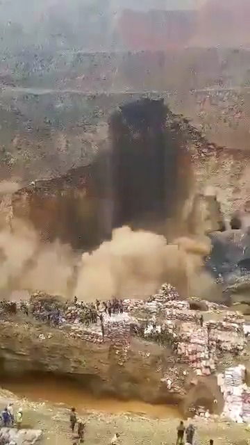 תיעוד קשה: ההר קרס על הכורים - עשרות נקברו חיים  