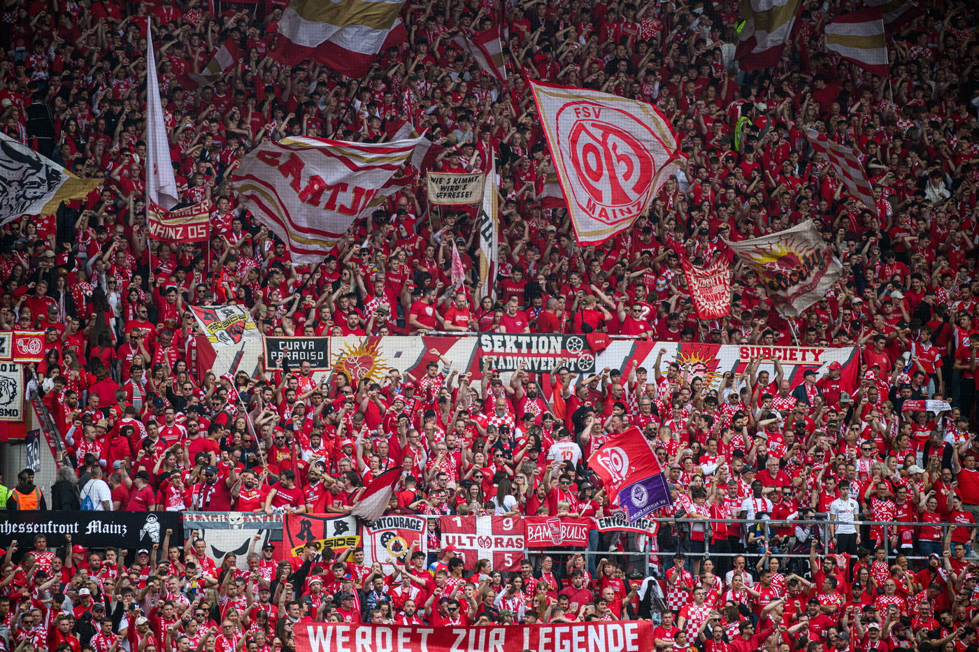 אוהדי כדורגל בשעת משחק