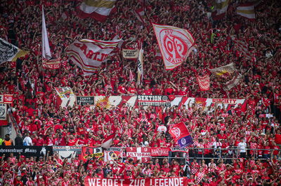 אוהדי כדורגל בשעת משחק