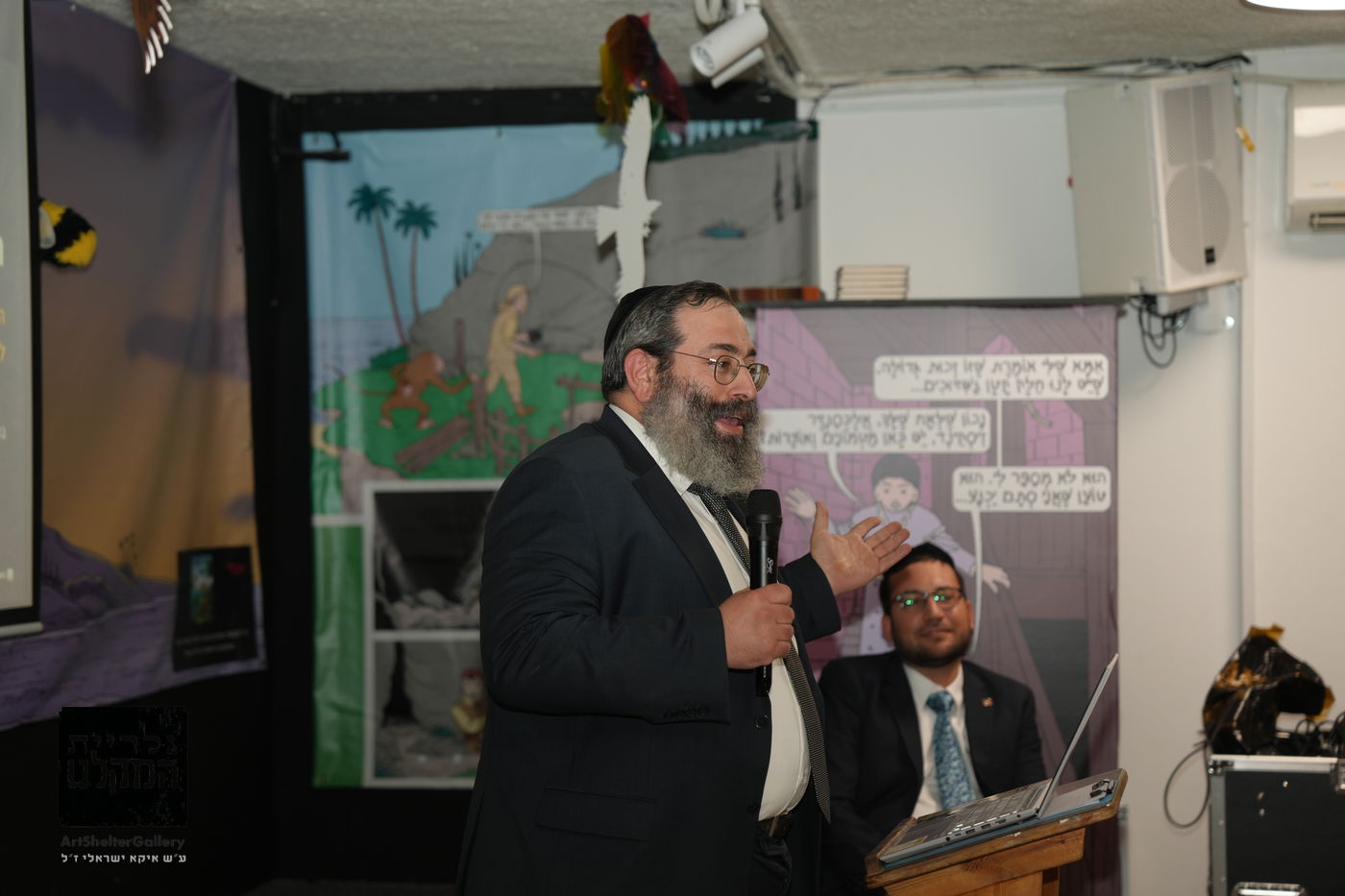 עורך הספר, הרב מרדכי יעקובוביץ באירוע השקת הספר 'המקומות הנדירים הקדושים והרטובים'