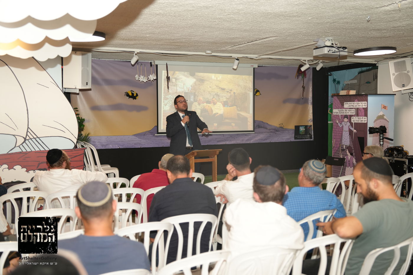 ישראל שפירא מחבר ספר 'המקומות הנדירים הקדושים והרטובים בארץ ישראל' בערב ההשקה