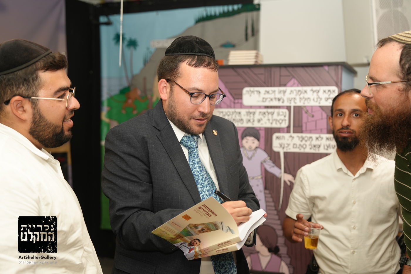 המחבר חותם על ספרו 'המקומות הנדירים'