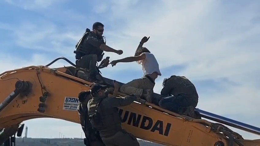 ריסוס מפגין בגז פלפל בפניו