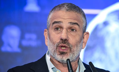 ינון מגל הופתע: הוא לא ציפה לשאלה הזו מהרב החרדי בטיסה לארץ