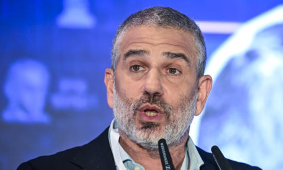 את השאלה הזו לא ציפה ינון מגל לשמוע מהרב החרדי בטיסה בדרך לארץ