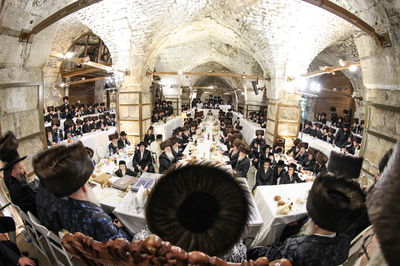 האדמו"ר מצאנז במוצאי שב"ק בכותל המערבי