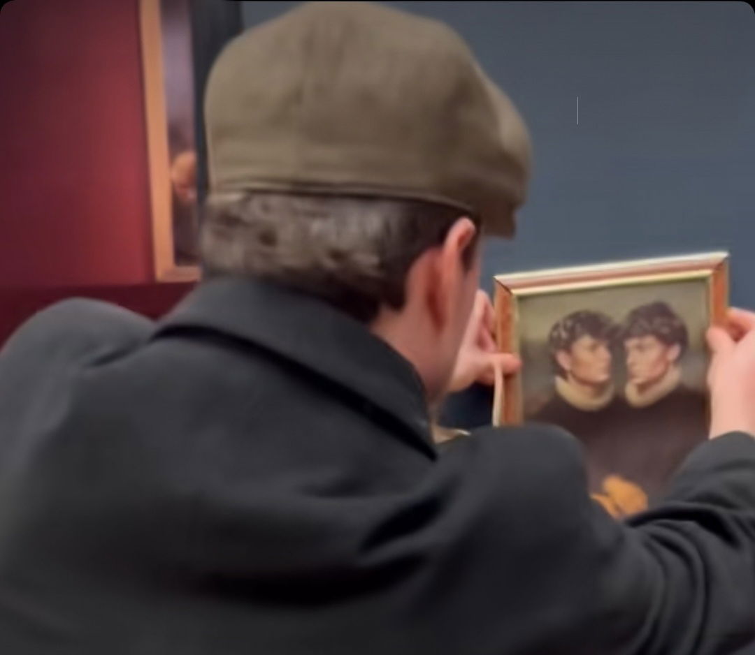 הצעירים תולים את תמונתם ליד המונה ליזה