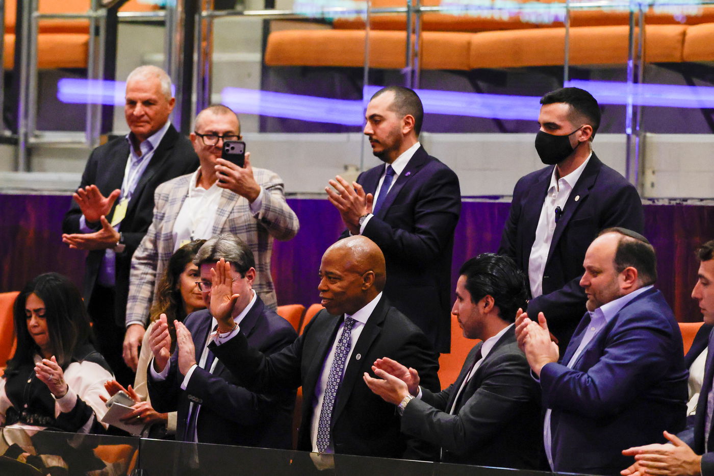 כולם על הרגליים: כך התקבל ראש העיר ניו יורק אריק אדמס בכנסת | צפו