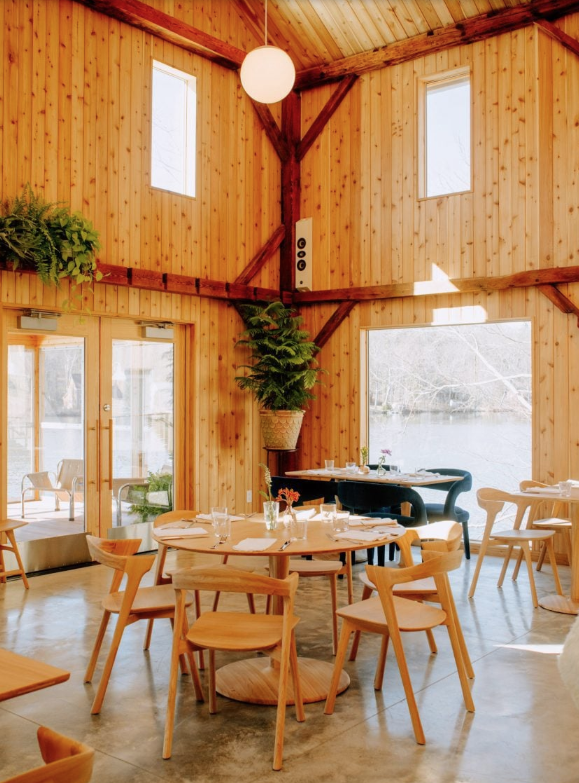 אחד מחדרי האוכל במתחם