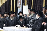 מעמד קבלת הפנים להאדמו"ר מסאטמר בשילוב סיום כתיבת ס"ת