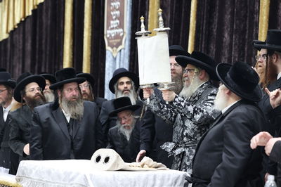 מעמד קבלת הפנים להאדמו"ר מסאטמר בשילוב סיום כתיבת ס"ת