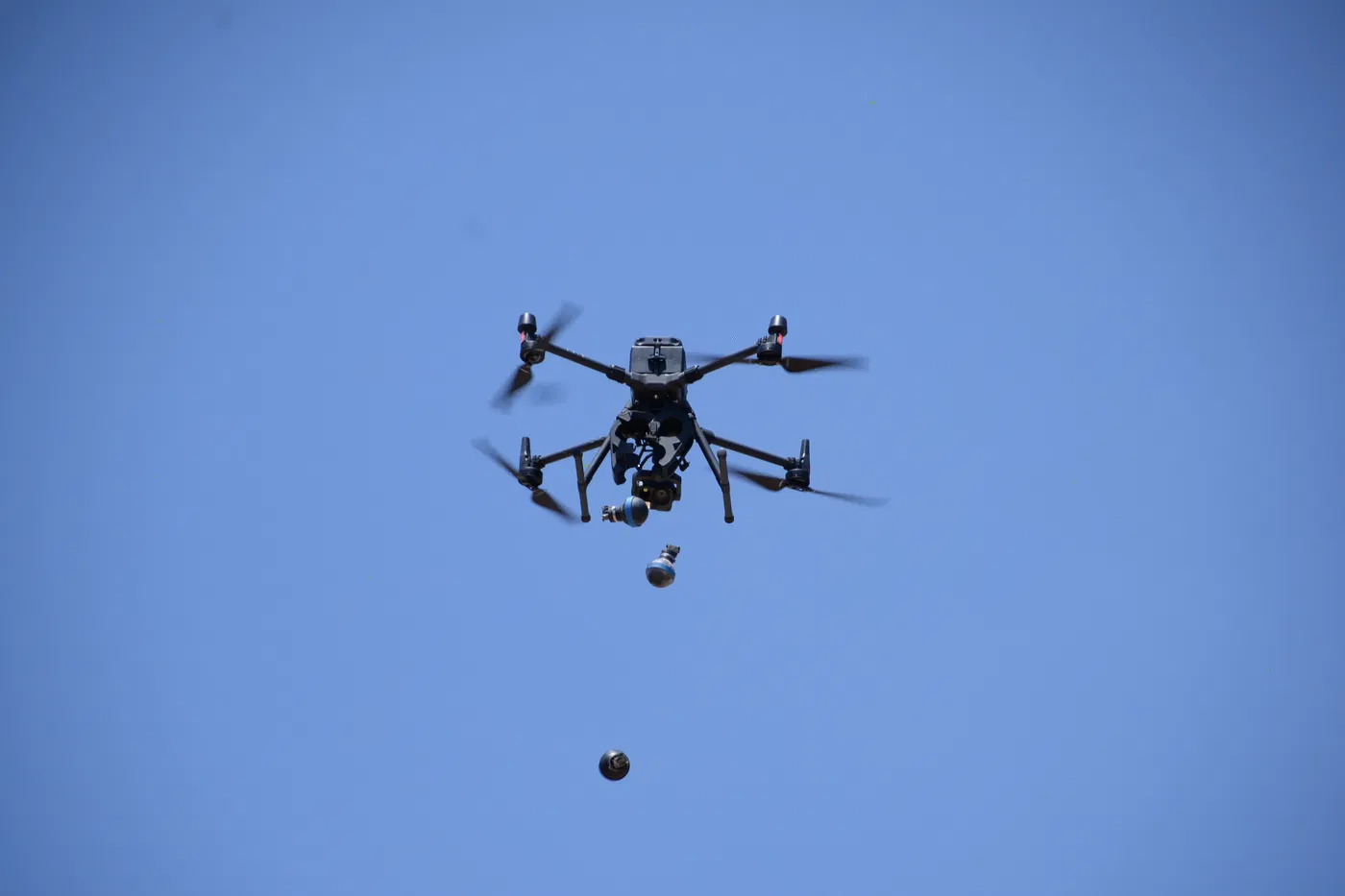 רחפן נפץ מטיל רימונים 