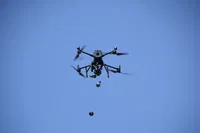 רחפן נפץ מטיל רימונים 