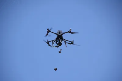 רחפן נפץ מטיל רימונים 