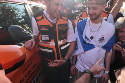 בר קופרשטיין בהגיעו לביתו מלווה במתנדב איחוד הצלה