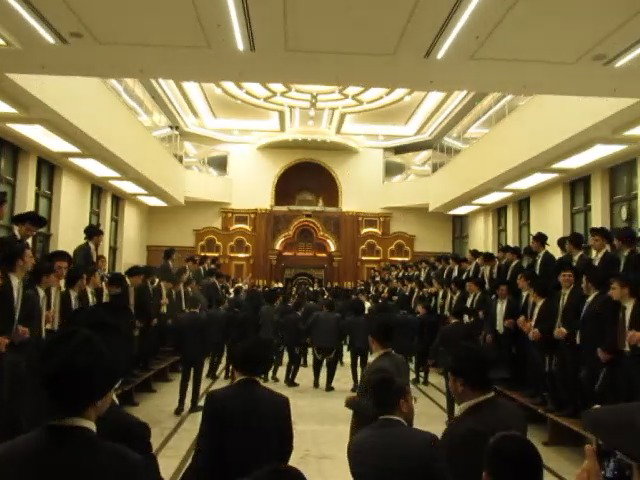 הכנסת ס"ת וחנוכת ארון הקודש בישיבת 'משכנות התורה'