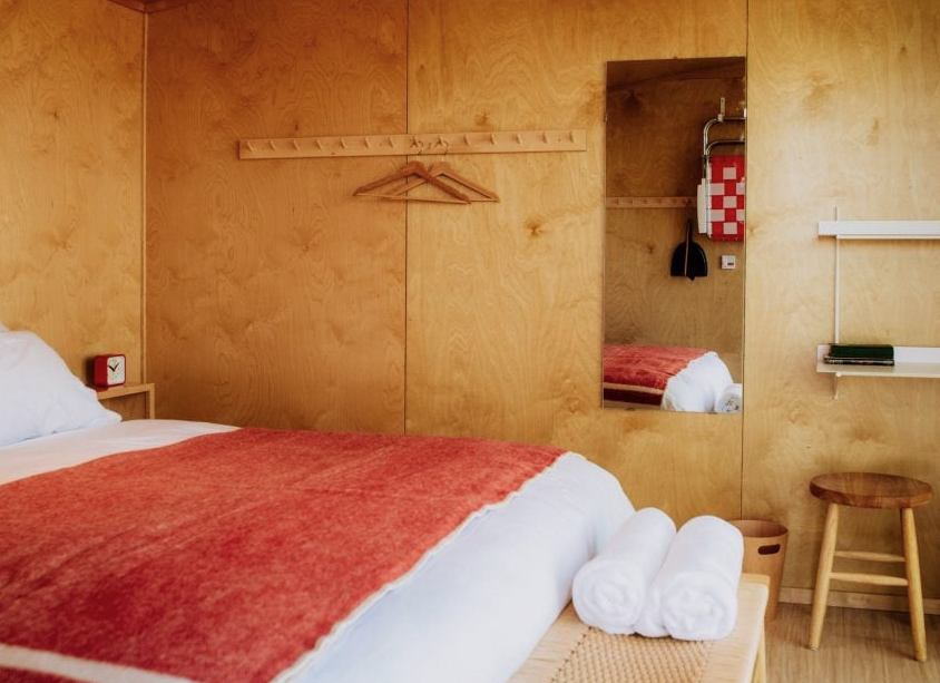 חדרים ממינימליסטים מחופי עץ