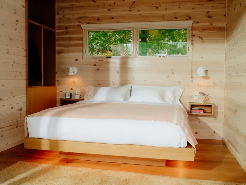 חדרים ממינימליסטים מחופי עץ