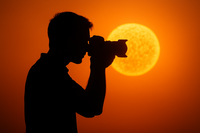 חייבים לראות: תמונת הצנחן הבלתי נתפסת מול השמש שעלתה על הציפיות | צפו