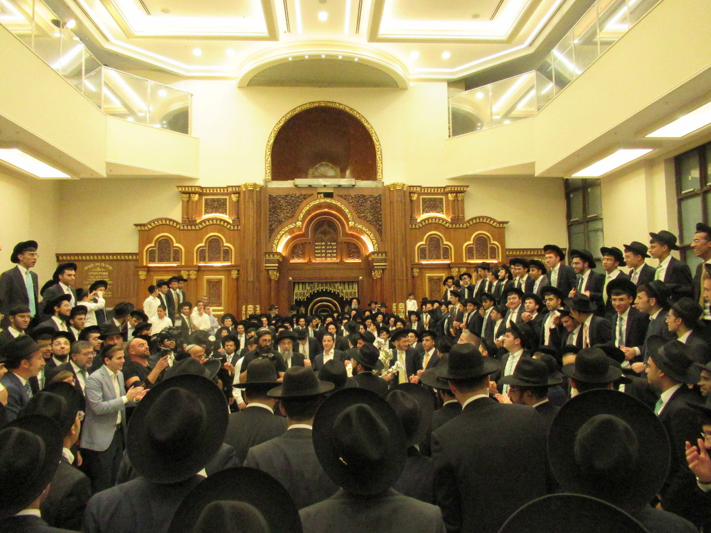 הכנסת ס"ת וחנוכת ארון הקודש בישיבת 'משכנות התורה'