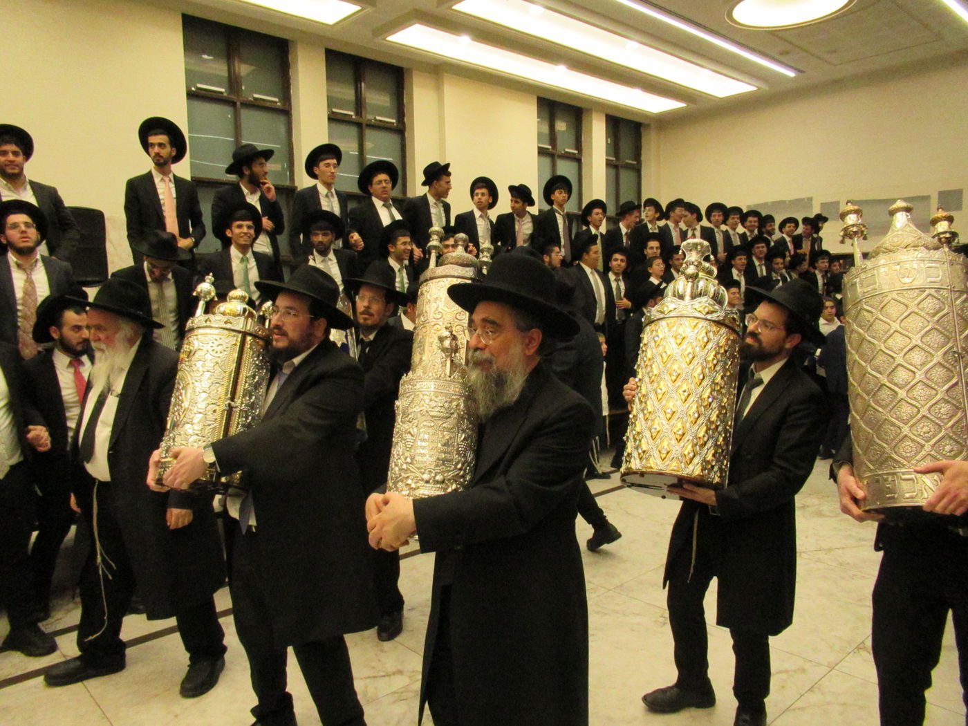 הכנסת ס"ת וחנוכת ארון הקודש בישיבת 'משכנות התורה'