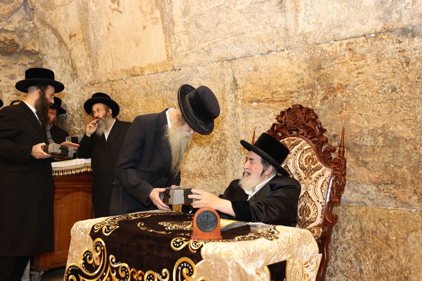 רבי נח הייגר ז"ל עם יבלחט"א מורו ורבו האדמו"ר מויז'ניץ