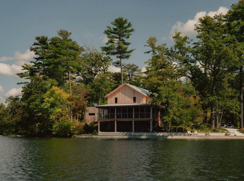 חלק מהמבנים פונים לאגם