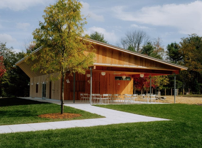 אחד המבנים במתחם