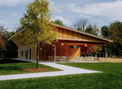 אחד המבנים במתחם