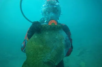 ארכיאולוגית מהאקדמיה הרוסית למדעים מחזיקה שבר מכד עתיק