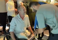 רגעים של דמעות: הלוחם שאיבד את רגליו במלחמה בריקוד עם ספר התורה לזכרו של החייל שנפל | צפו