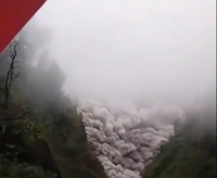 ההר התפוצץ: התפרצות עוצמתית בהר סמרו שיגרה עמוד אפר לגובה 800 מטרים • צפו 