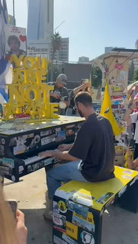 הרגע המרגש שכולם חיכו לו: אלון אהל מנגן בפסנתר שהוצב למענו בכיכר | צפו